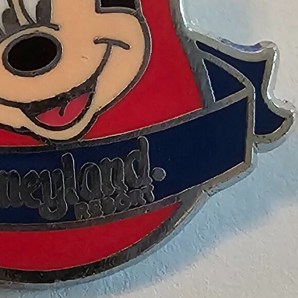 DISNEY Pin Trading ~ Disneyland Resort ~ Crest/Mickey Mouse 1/5 ~ 2012 - Picture 5 of 13